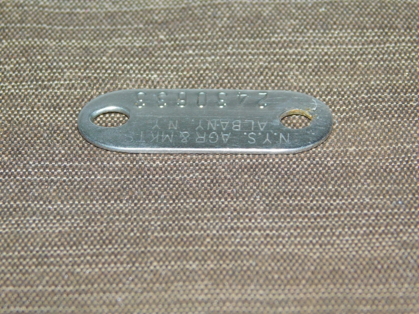 VINTAGE 1 1/2″ ACROSS N.Y.S. AGR & MKTS ALBANY NY METAL ANIMAL TAG