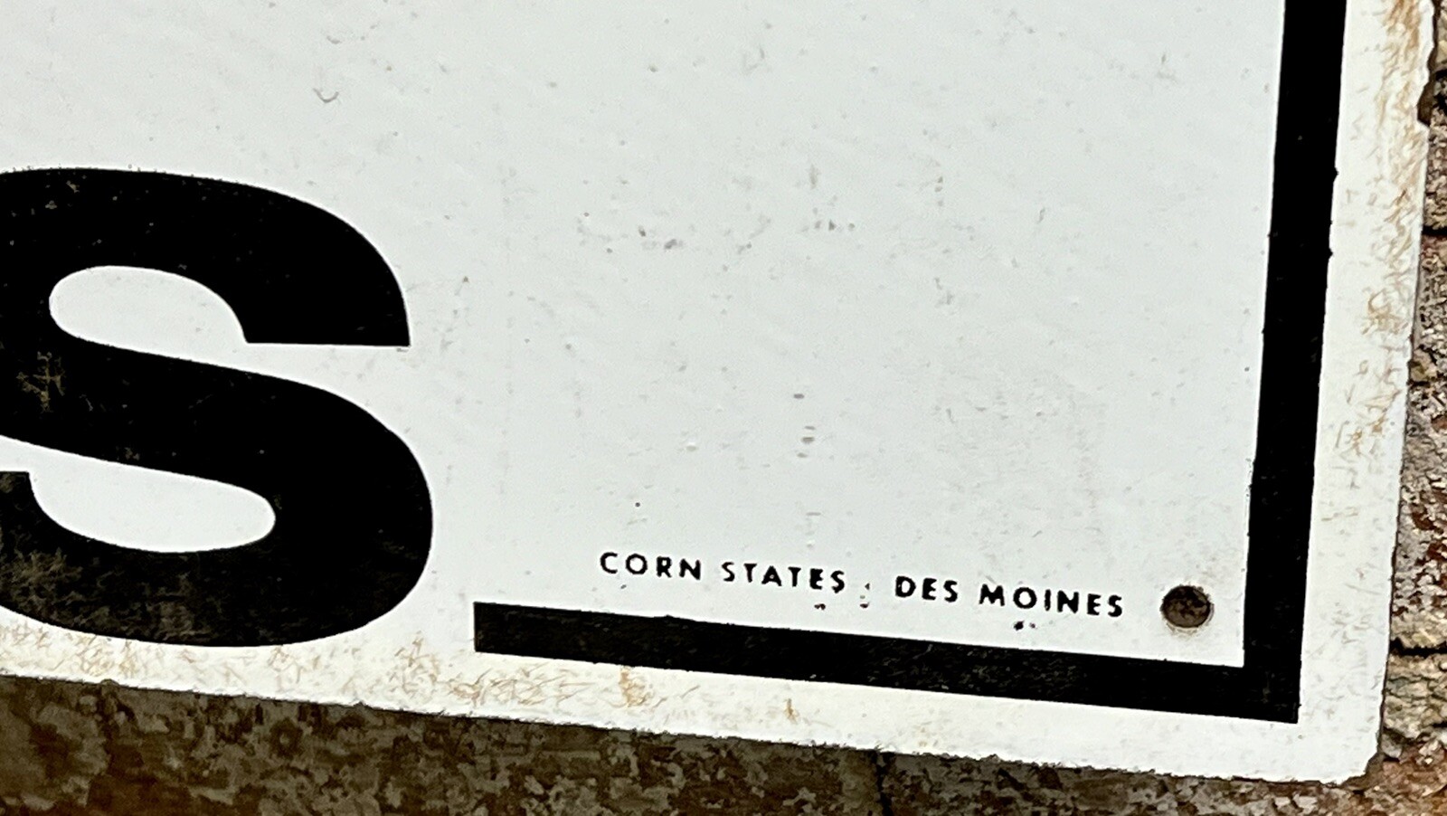 VINTAGE HULTING HYBRIDS SEED CORN RED BLACK & WHITE MASONITE FARM SIGN 10″x24″