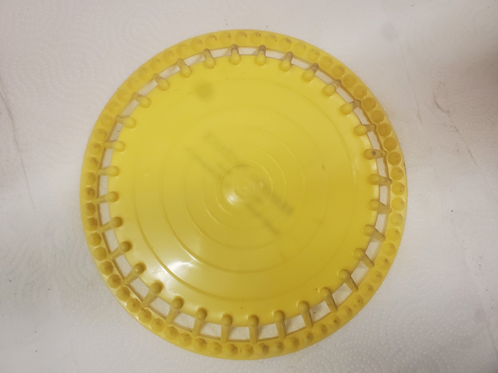 9″ Yellow Plastic Basket Farmers Produce Kanawha Iowa Harold Assink Chicks Feeds