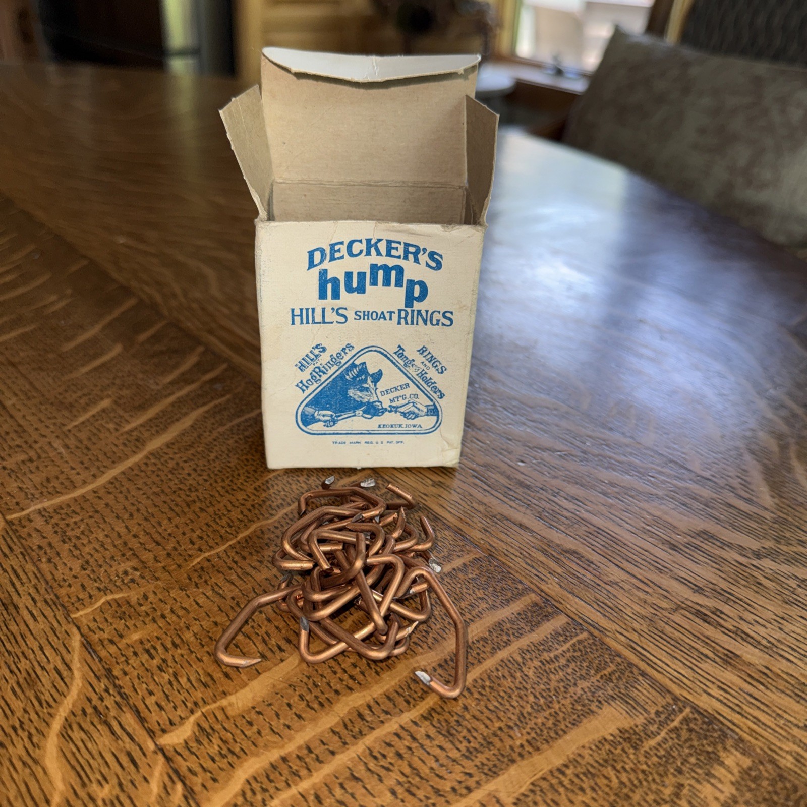 Vintage Decker’s Hump Shoat Hog Rings Box Iowa Advertising