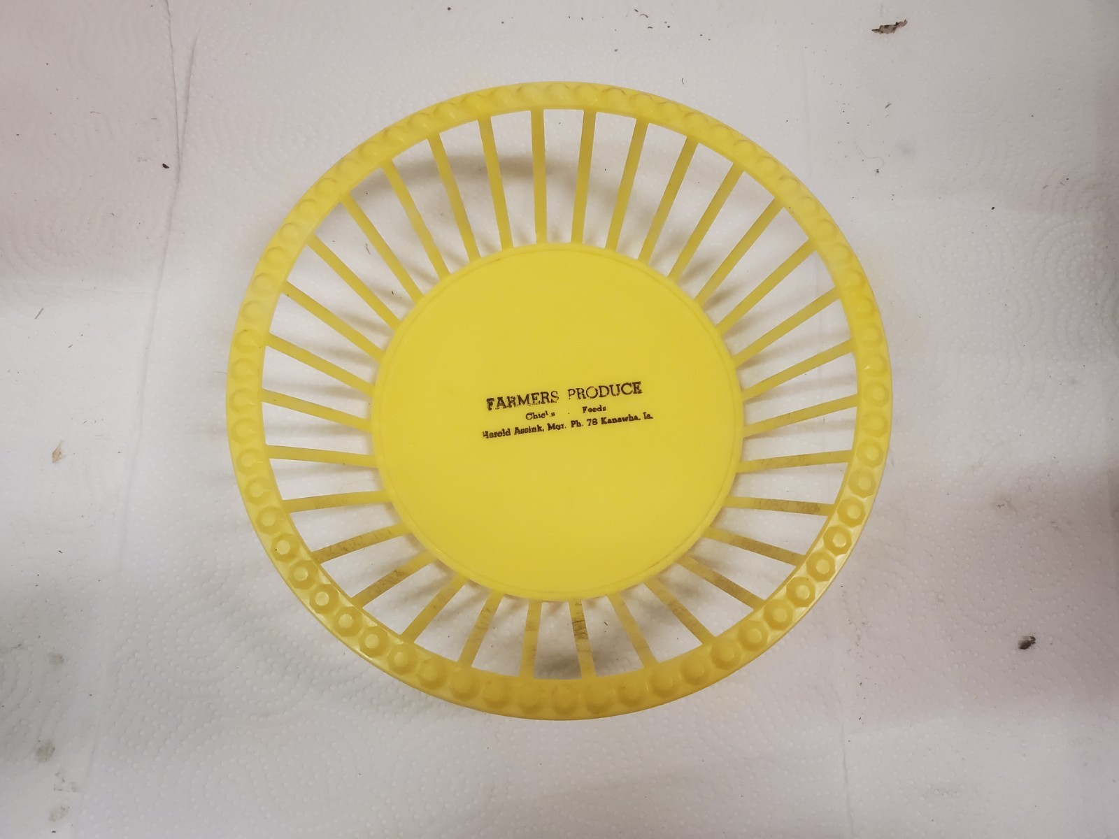 9″ Yellow Plastic Basket Farmers Produce Kanawha Iowa Harold Assink Chicks Feeds