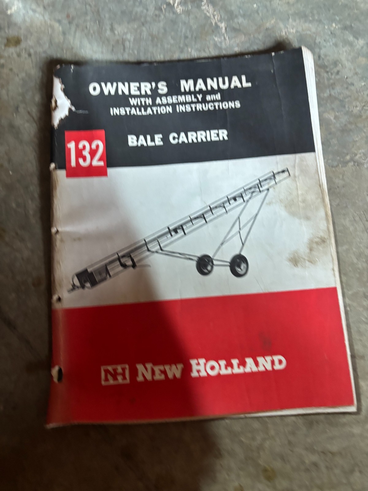 New Holland 132 Bale Elevator Operator’s Manual AMIL26