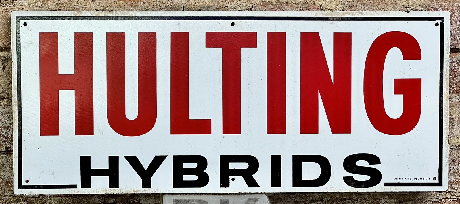 VINTAGE HULTING HYBRIDS SEED CORN RED BLACK & WHITE MASONITE FARM SIGN 10″x24″