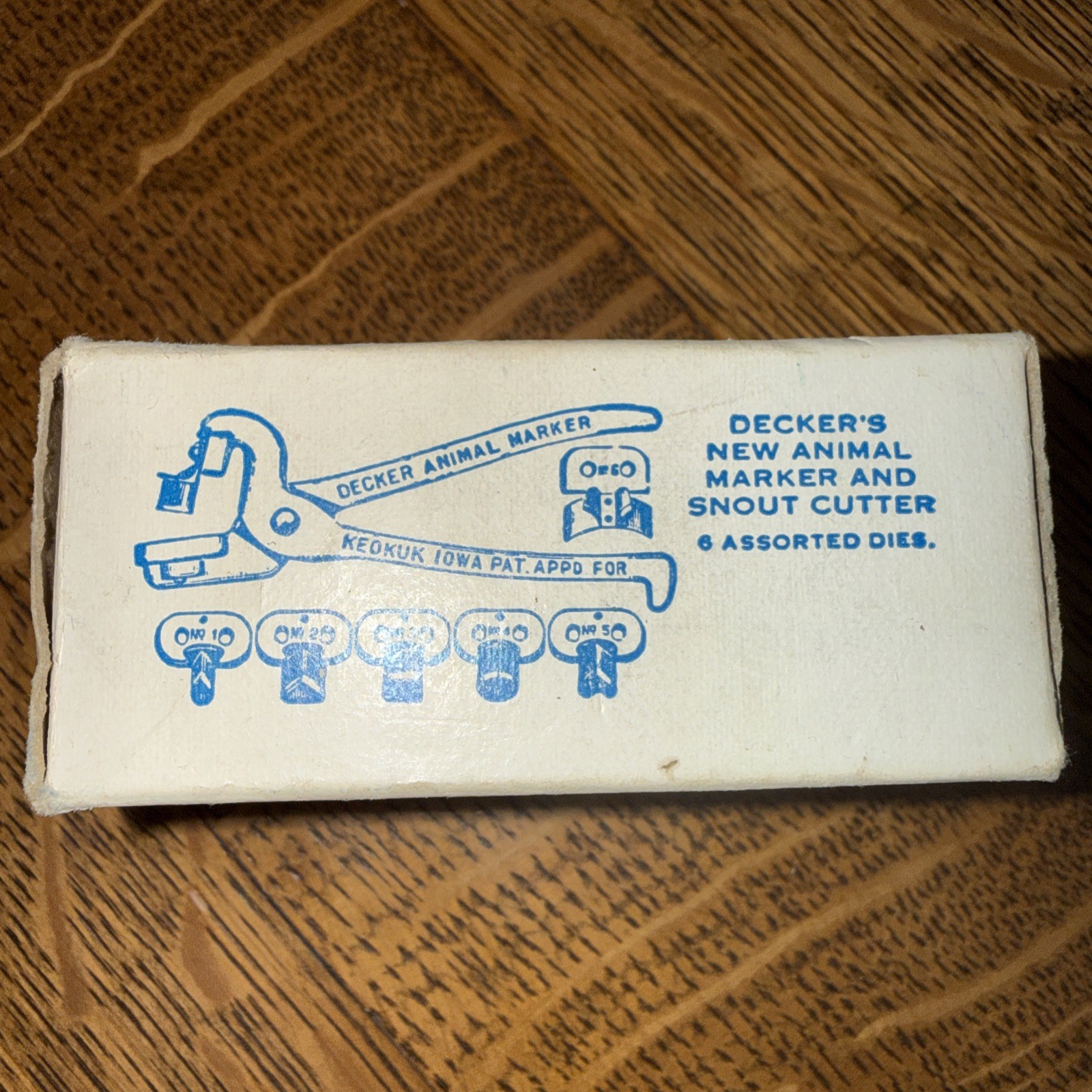 Vintage Decker’s Hump Shoat Hog Rings Box Iowa Advertising