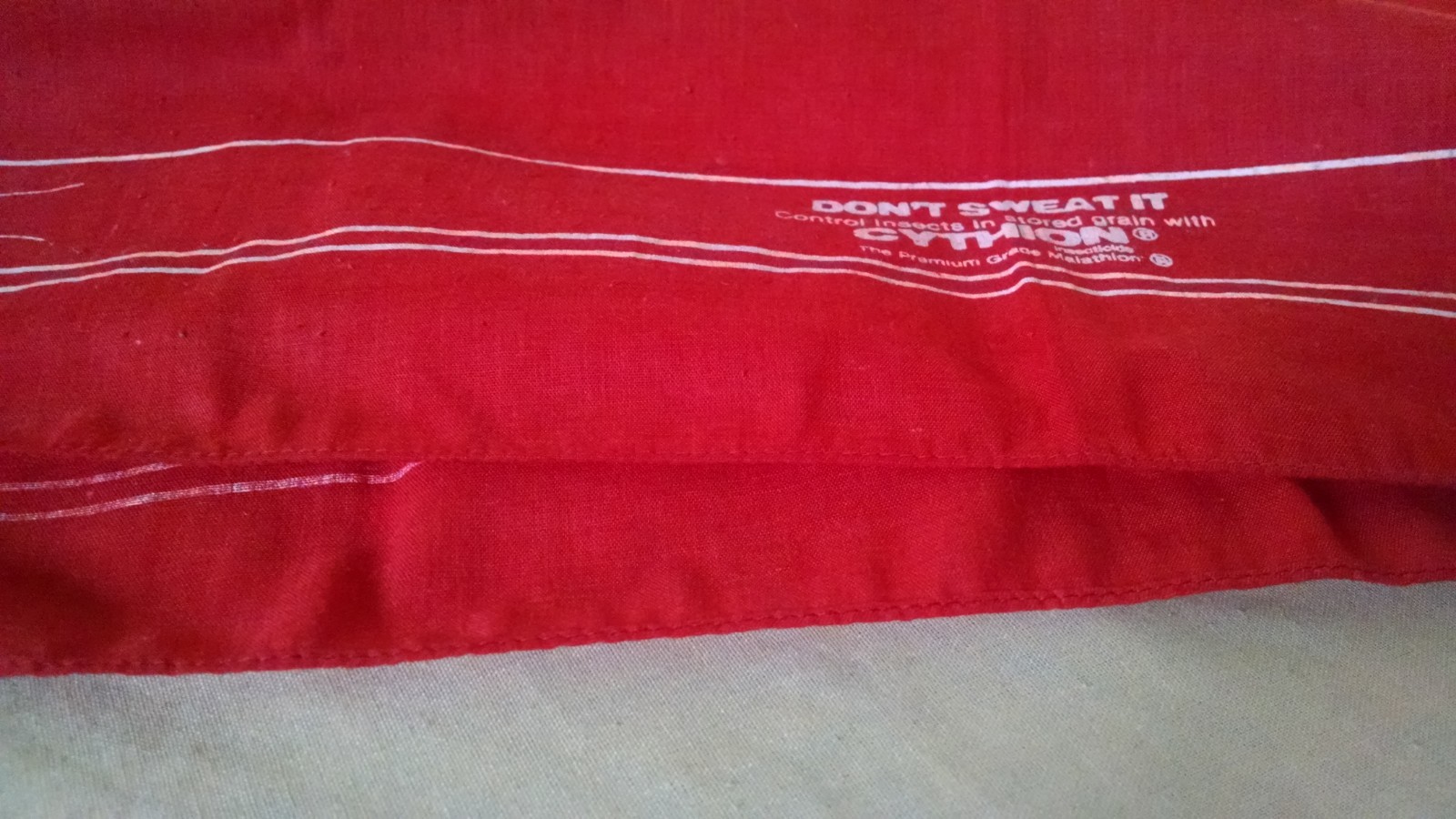 CYTHION SCARF RED WHITE CLOTH DON’T SWEAT IT STORED GRAIN AGRICULTURE PROMO.