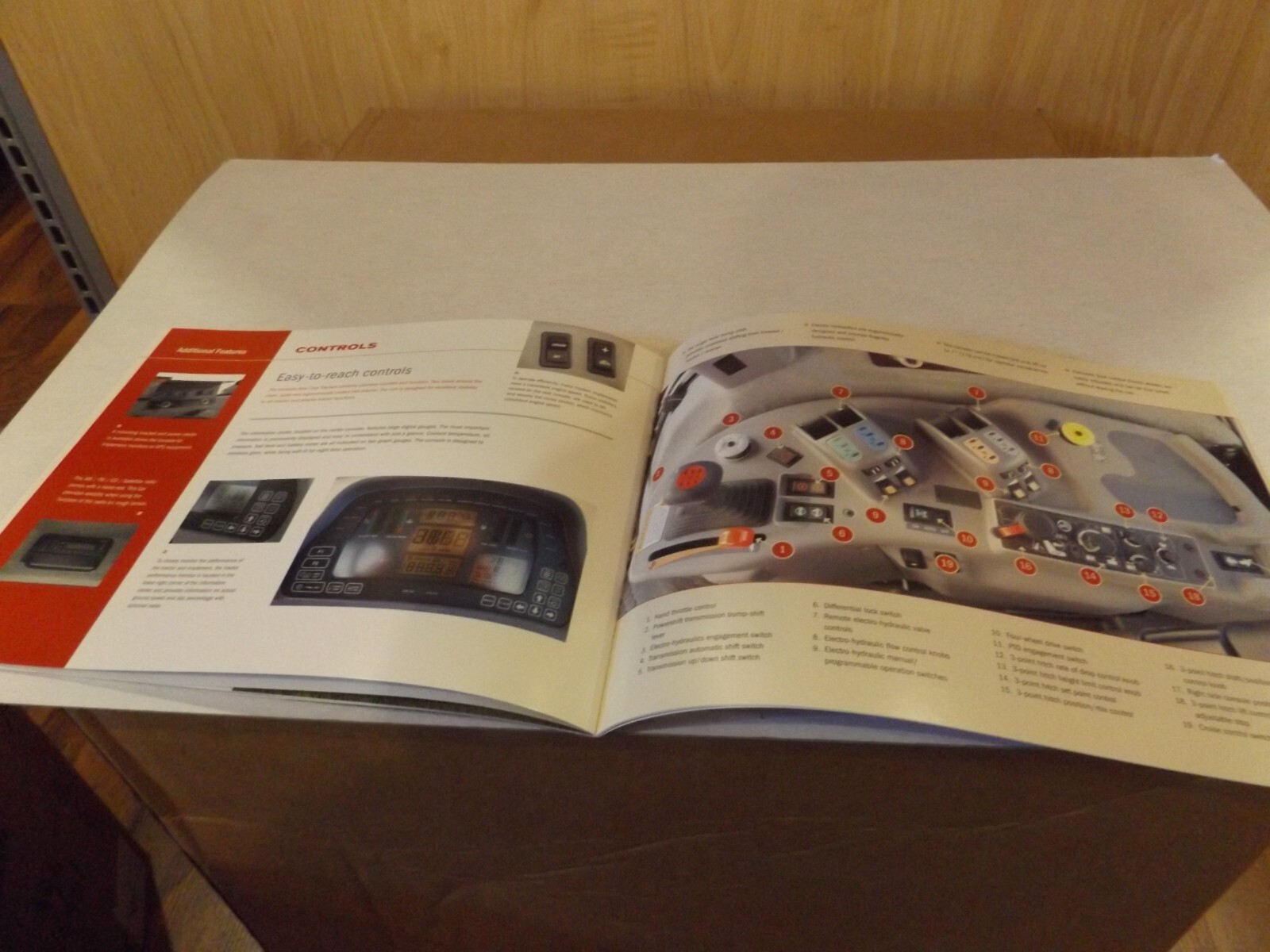 Versatile Row Crop 250-305 hp, Tractor Brochure 2010 102010-10000 P/N 89007313