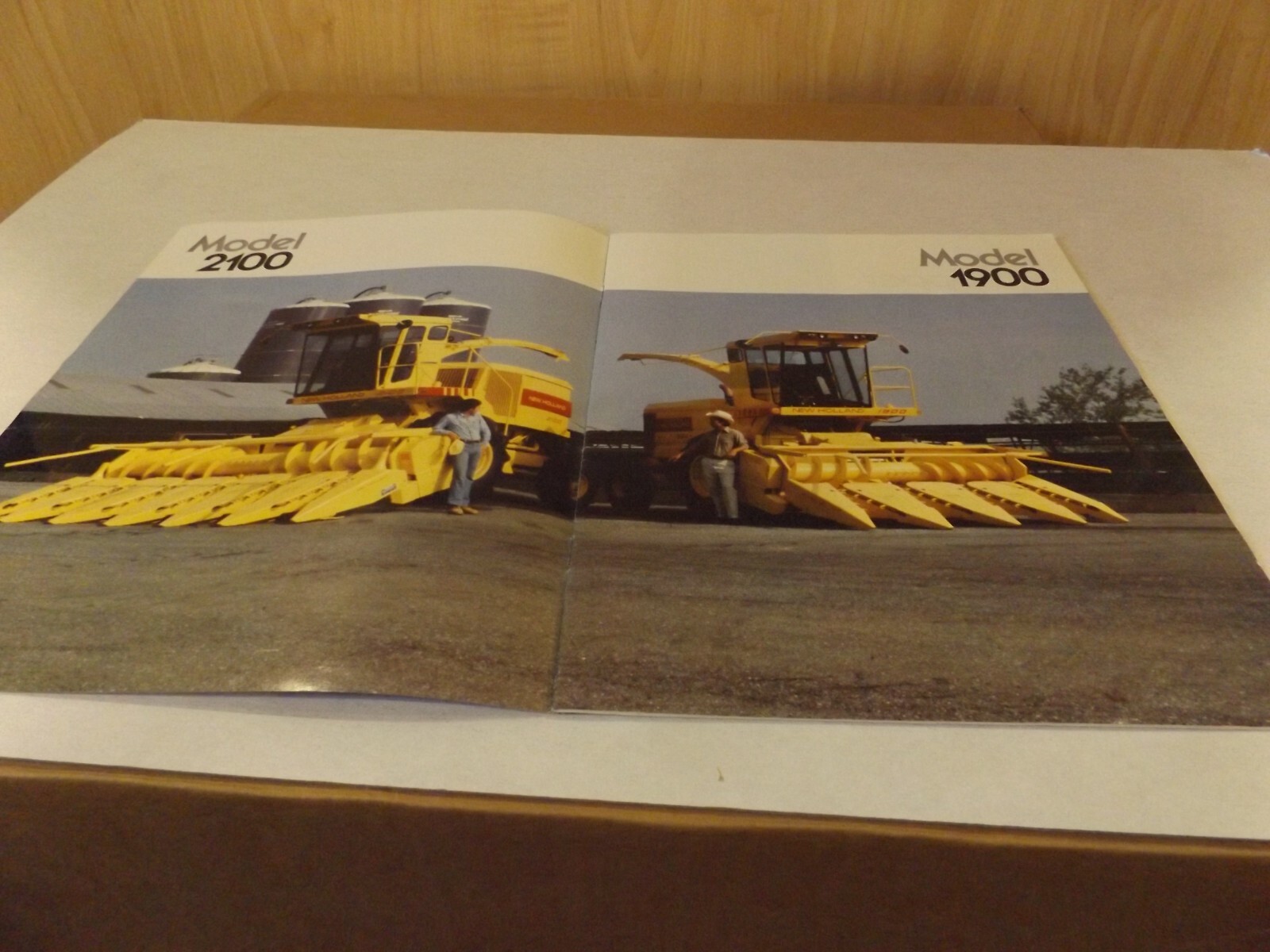1982 SPERRY NEW HOLLAND SELF-PROPELLED FORAGE HARVESTERS. LIT # 31190020 8-82