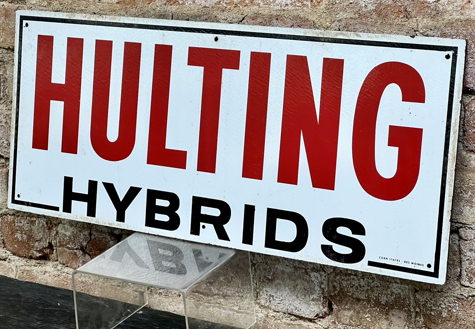 VINTAGE HULTING HYBRIDS SEED CORN RED BLACK & WHITE MASONITE FARM SIGN 10″x24″
