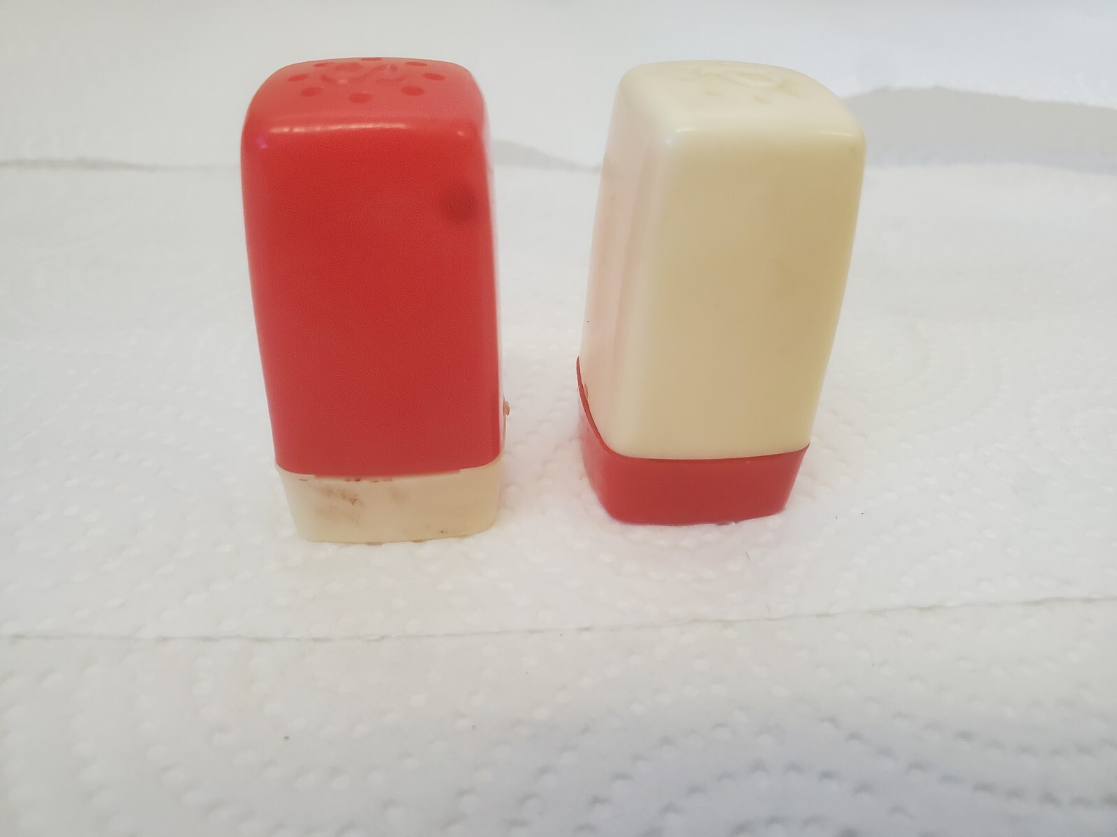 Small Plastic Salt & Pepper Shakers Nuss Hatchery Better Chicks Waverley Iowa