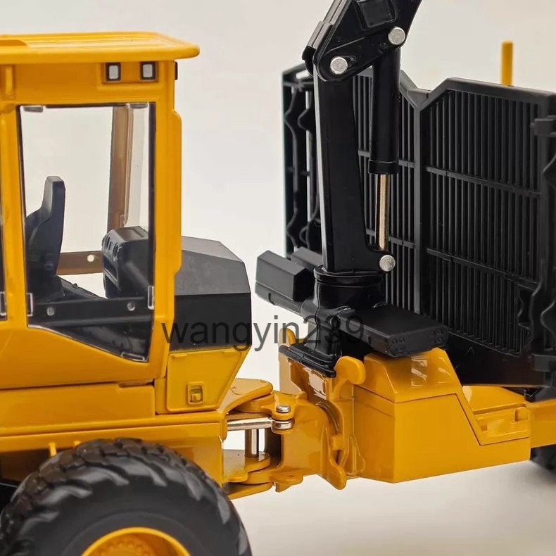 Tigercat 1/32 Forest Transport Vehicle 1075C Model
