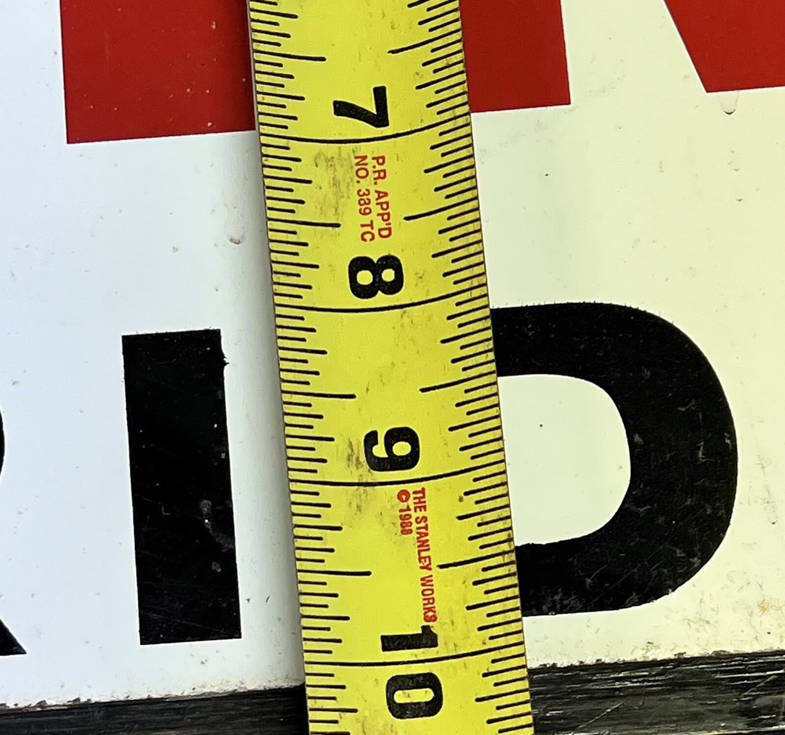 VINTAGE HULTING HYBRIDS SEED CORN RED BLACK & WHITE MASONITE FARM SIGN 10″x24″