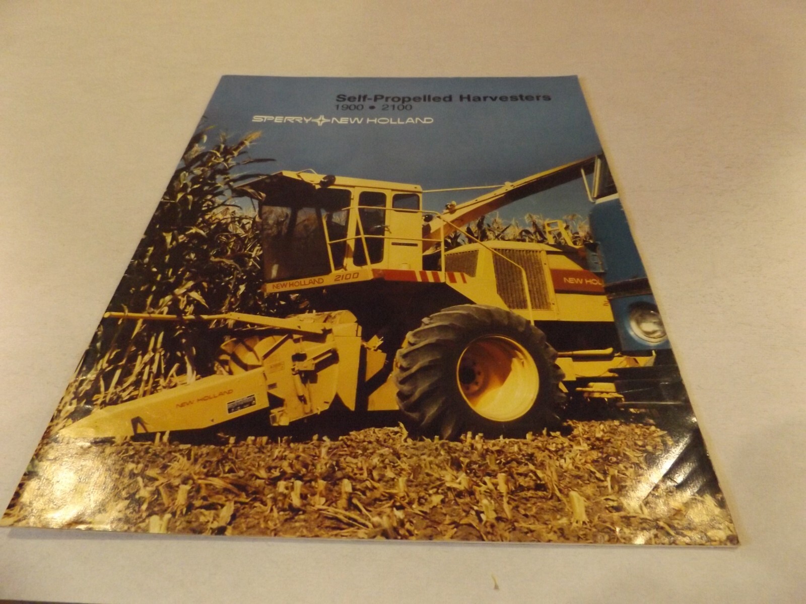 1982 SPERRY NEW HOLLAND SELF-PROPELLED FORAGE HARVESTERS. LIT # 31190020 8-82