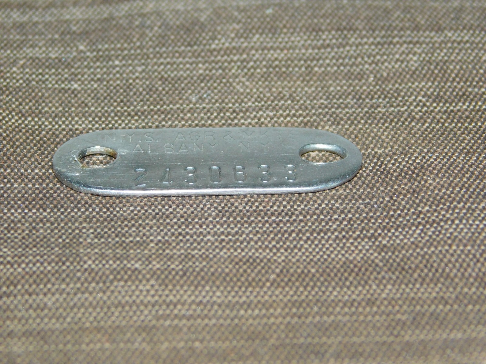 VINTAGE 1 1/2″ ACROSS N.Y.S. AGR & MKTS ALBANY NY METAL ANIMAL TAG